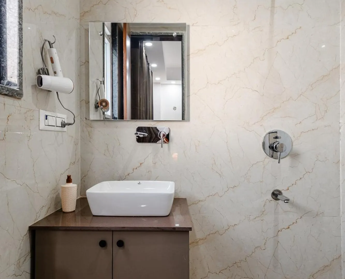 Lime Tree Luxury 2Bhk Serviced Apartment Near Artemis Hospital Gurgaon