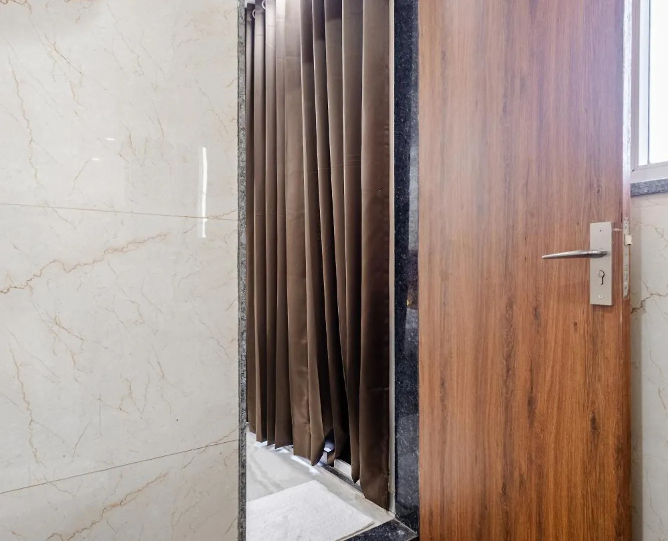 Lime Tree Luxury 2Bhk Serviced Apartment Near Artemis Hospital Gurgaon 0*,  Indien